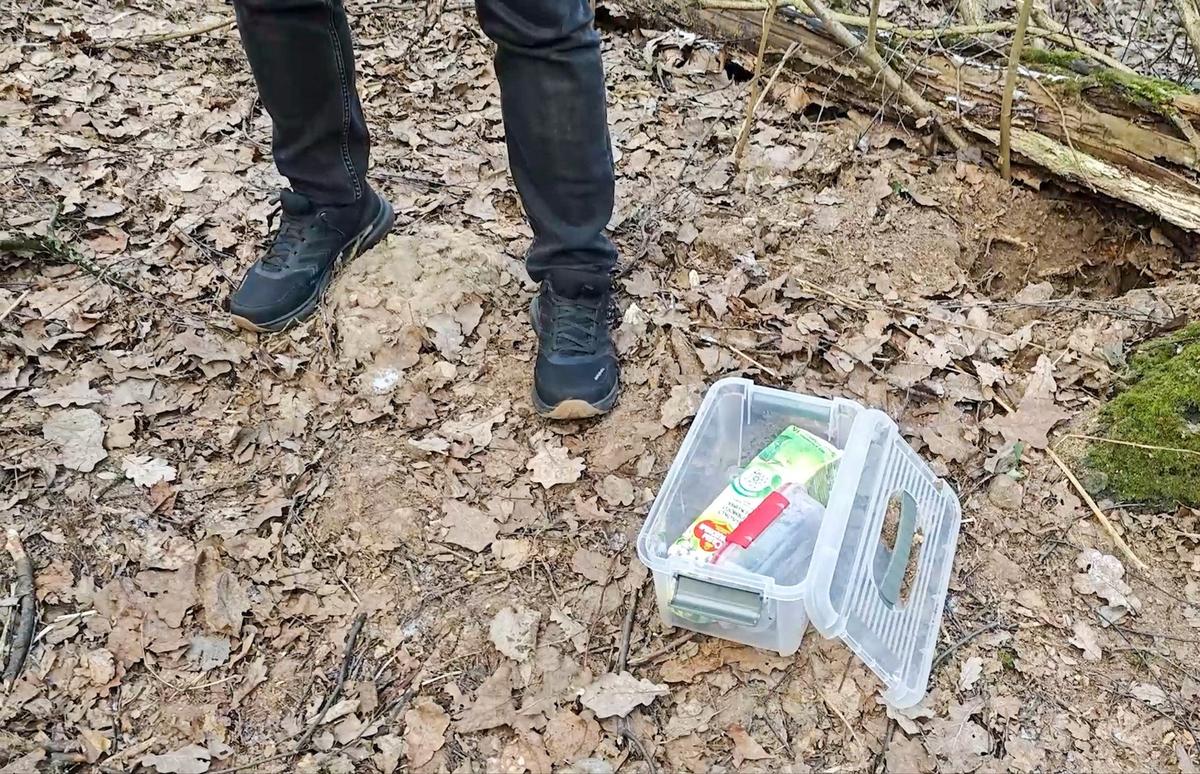 Вещи подозреваемых, обнаруженные в рамках дела о покушении на митрополита Симферопольского и Крымского Тихона (Шевкунова). Снимок с видео. ЦОС ФСБ РФ / ТАСС