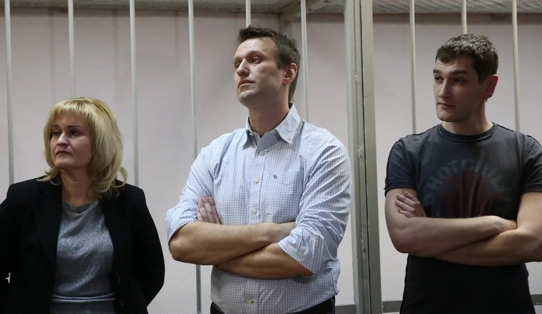 Алексей и Олег Навальные с адвокатом Ольгой Михайловой во время процесса по делу «Ив Роше», декабрь 2014 года. Фото: ТАСС