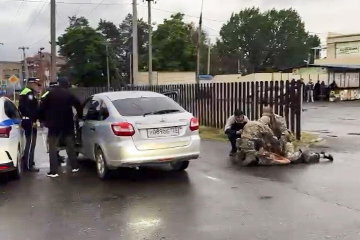 Задержание подростков, обвиняемых в подготовке и совершении поджогов на Кубани. Фото: УФСБ России по Краснодарскому краю / ТАСС