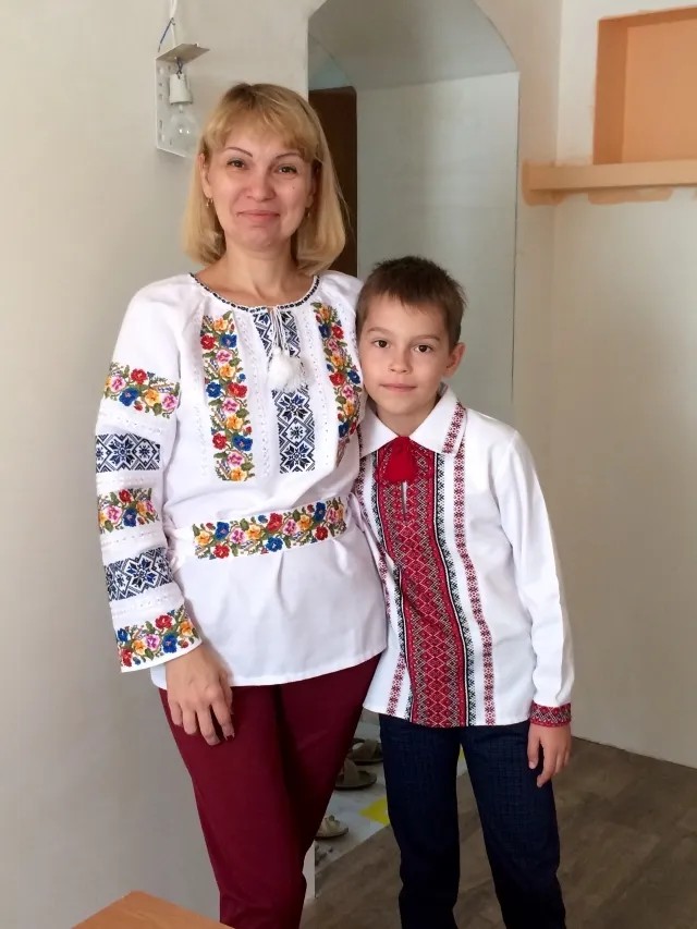 Третьеклассник Арсений с мамой Ириной, преподавательницей немецкого. Фото: Ольга Мусафирова / «Новая газета»