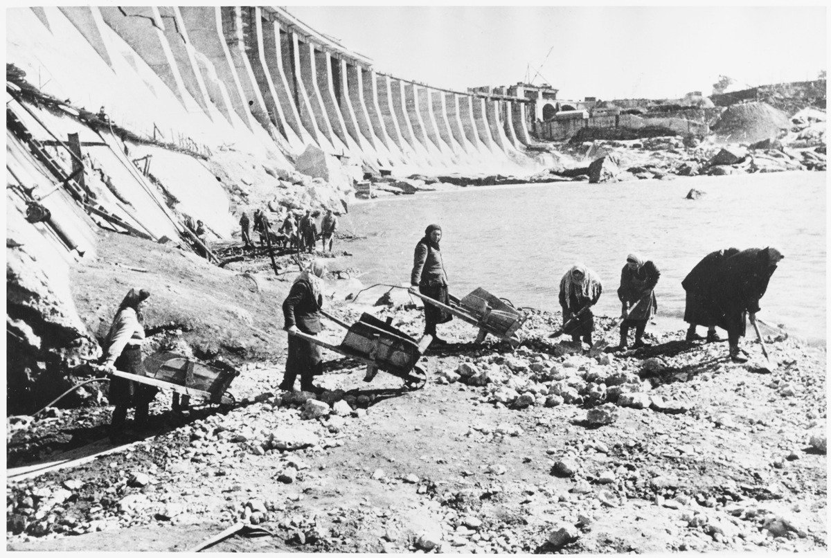 Восстановление Днепровской гидроэлектростанции, февраль 1942 г. Фото: Mary Evans Picture Library / ALEXA