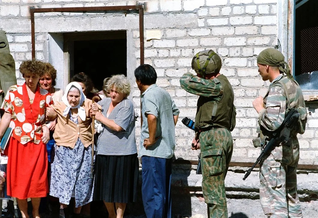 Заложники во время освобождения. Фото: РИА Новости