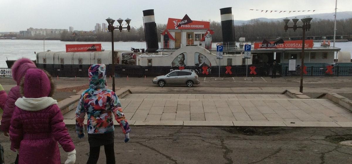 Дети и пароход, 30 октября 2017 года. Фото: Алексей Тарасов / «Новая газета»