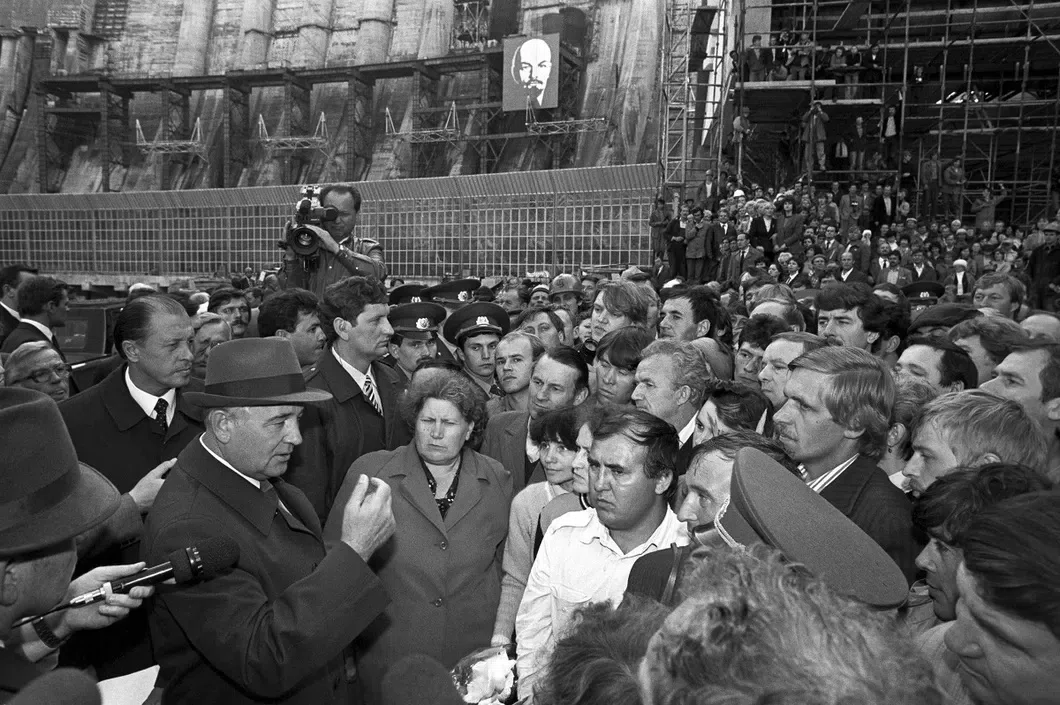 Горбачев перестройка. Горбачев 1988. Перестройка Горбачева 1985-1991. Горбачев перестройка 1985. Горбачев в 1988 году.