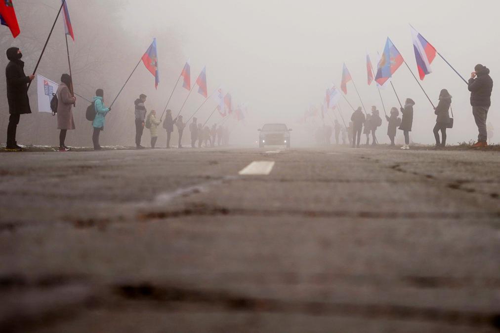 Активисты организации «Мир Луганщине» встречают гуманитарный конвой МЧС РФ в Луганске. Фото: РИА Новости