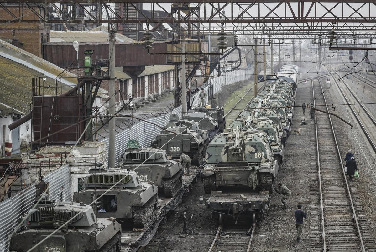 Ростовская область. Российская техника на железнодорожной станции, 23 февраля 2022 года. Фото: EPA-EFE