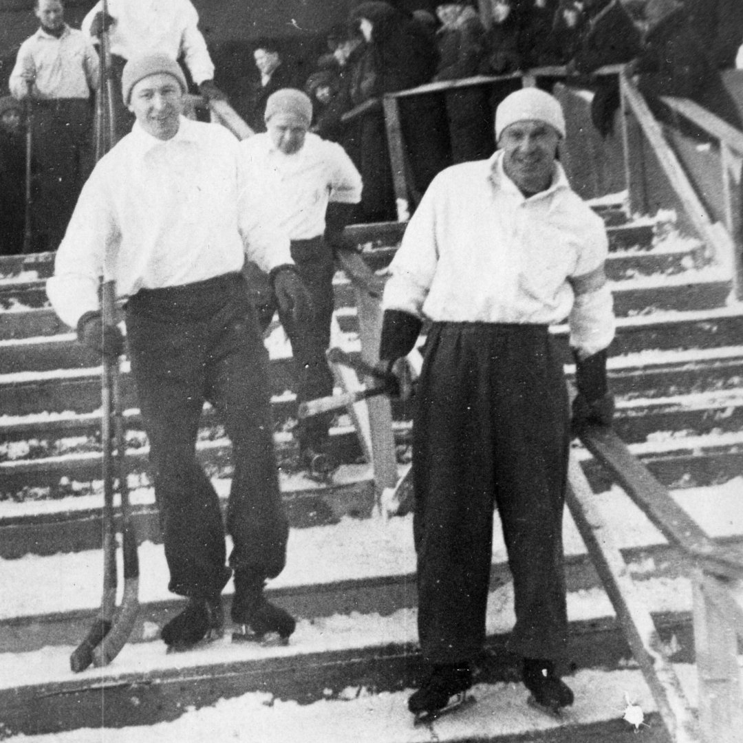 Михаил Якушин (слева) с клюшкой обращался так же виртуозно, как и с мячом. Фото: архив