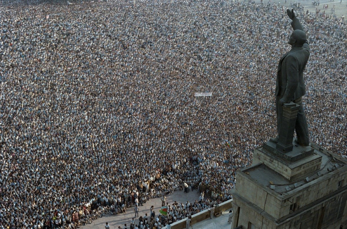 Массовый митинг перед Домом правительства Азербайджанской ССР, Баку, 1989 г. Фото: Андрей Соловьев / ТАСС