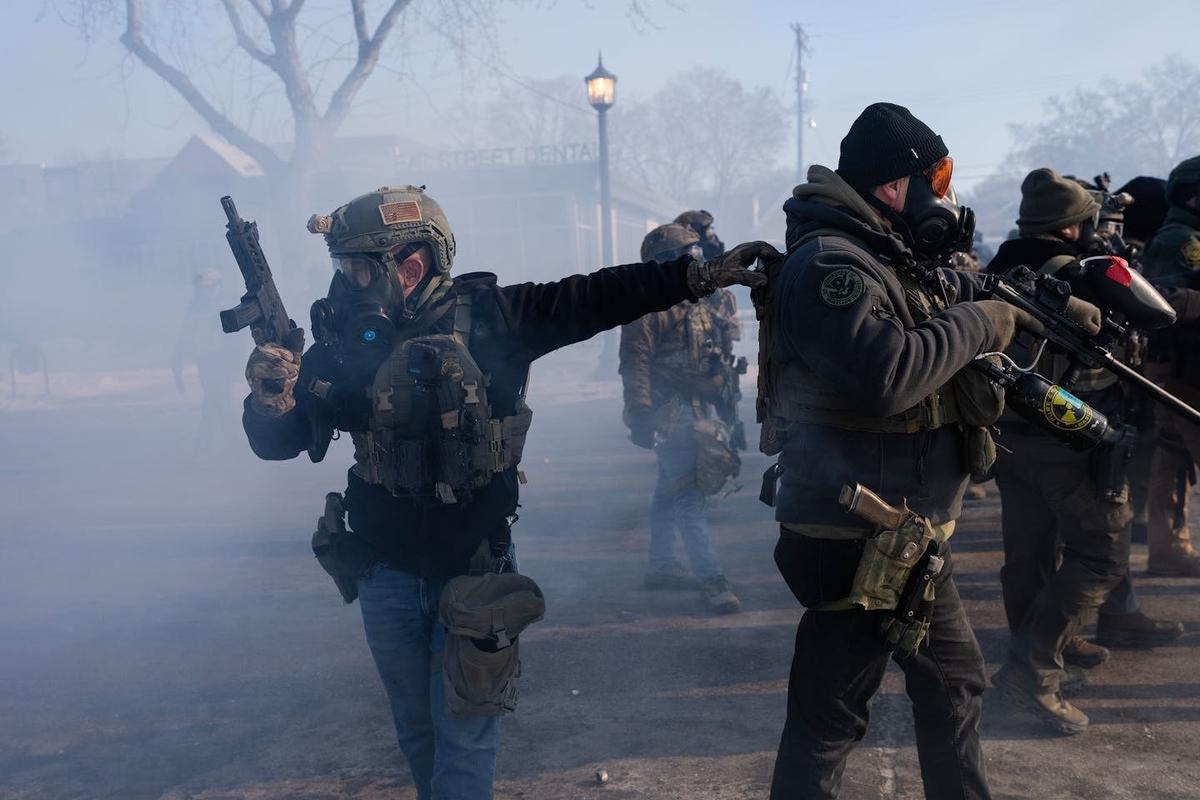 Столкновение сотрудников иммиграционной службы с протестующими. Фото: Zuma / TASS