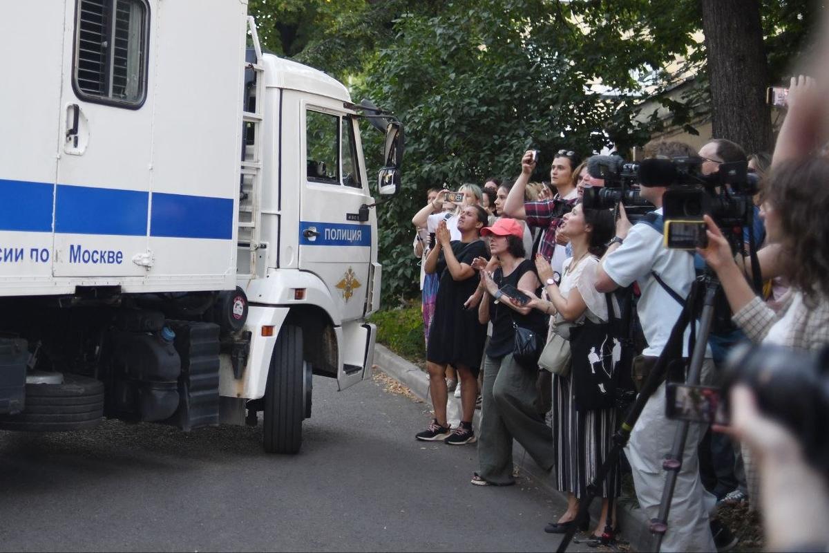 Автозак увозит Женю и Свету. Фото: Светлана Виданова / «Новая газета»