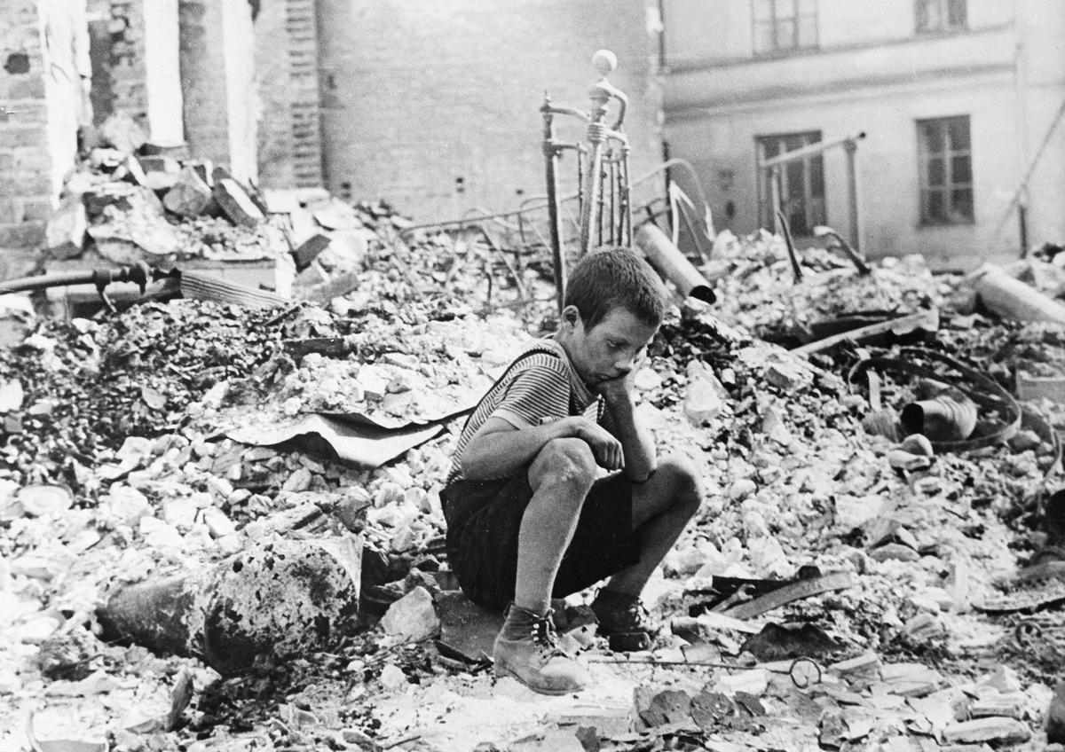 Польша, сентябрь 1939 года. Мальчик среди руин, оставшихся после налетов немецкой авиации. Фото: AP / TASS