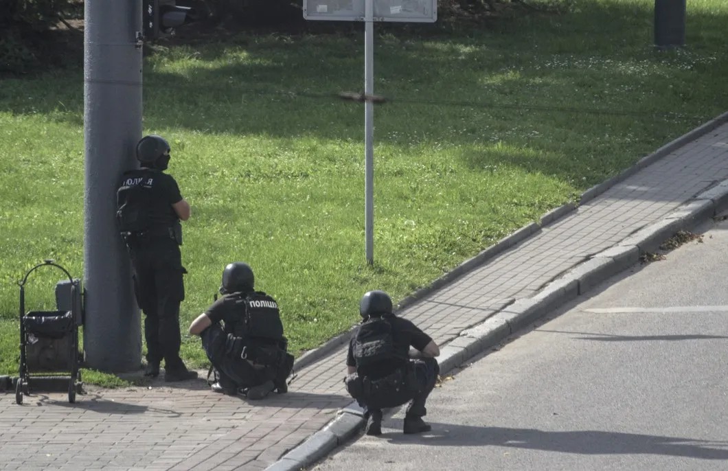 Полицейские возле захваченного террористом автобуса в Луцке. Фото: ЕРА