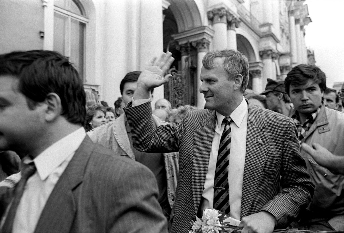 Мэр Ленинграда Анатолий Собчак во время митинга на Дворцовой площади, 1991 г. Фото: Ю. Белинский и Н. Беркетов / Фотохроника ТАСС