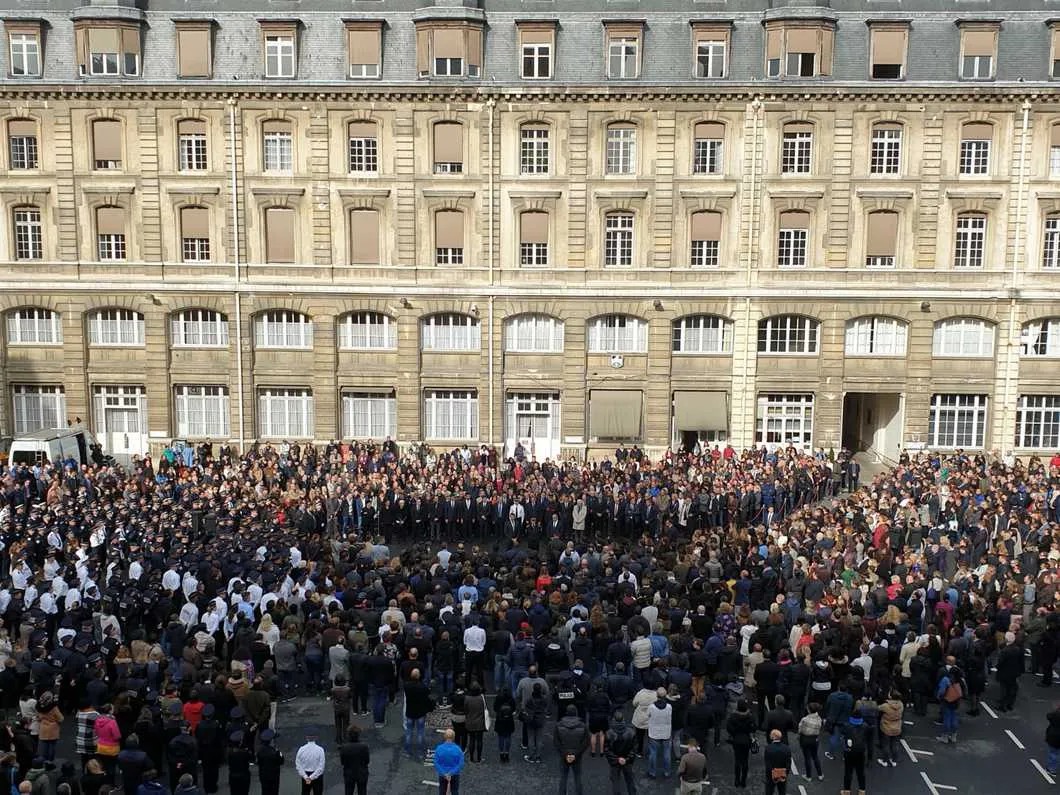 На следующий день после драмы сотрудники префектуры полиции Парижа слушают во дворе префекта и министра внутренних дел. Фото: полиция Парижа / Twitter