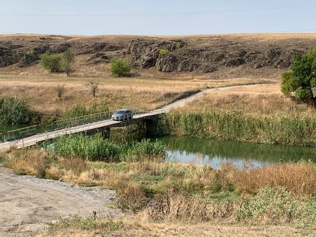 Восстановленный мост силами сельских умельцев и Шапкина. Фото: Ольга Мусафирова / «Новая газета»