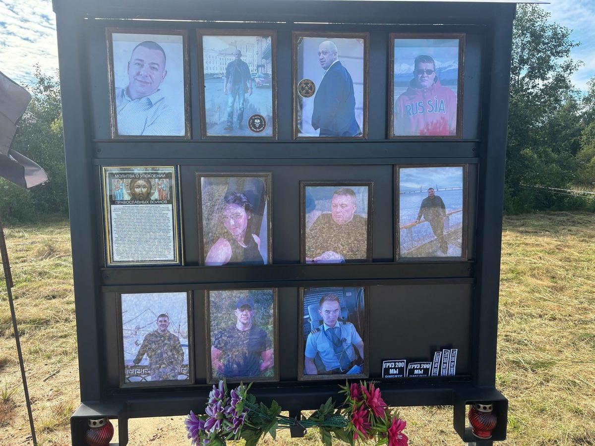 Стенд со всеми погибшими в авиакатастрофе. Фото: Иван Жилин / «Новая газета»