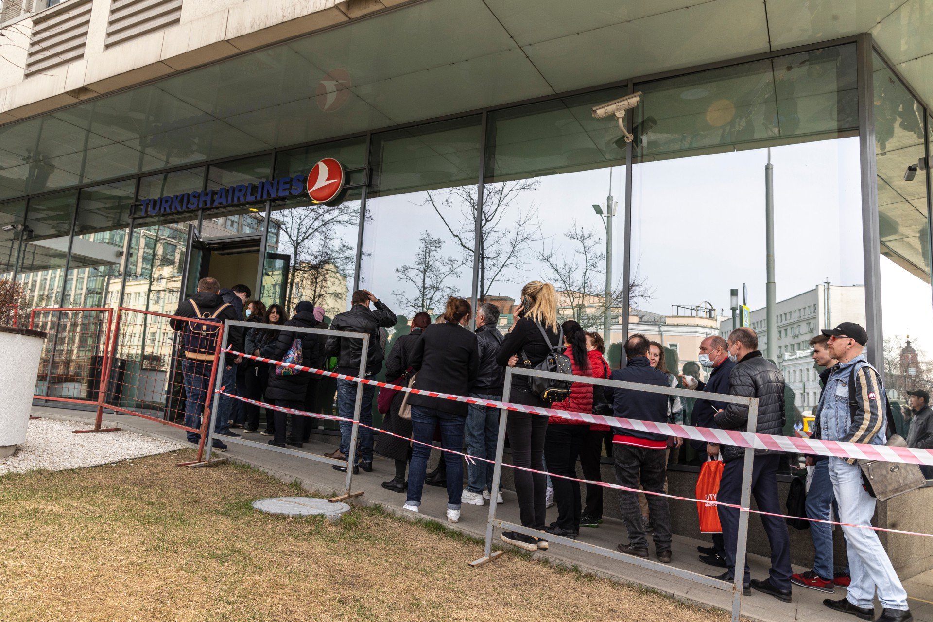 Очередь из желающих обменять авиабилеты у офиса компании Turkish Airlines в Москве. Фото: Арден Аркман / «Новая газета»