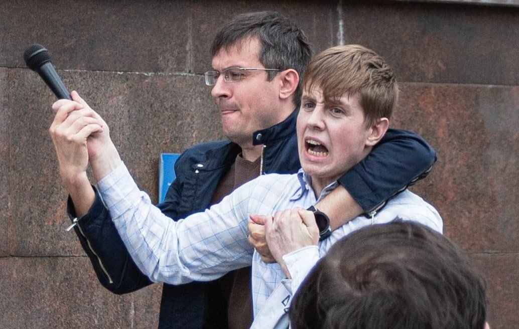 Депутат Мосгордумы отбирает микрофон у провокатора. Фото: Руслан Терехов / SOTA Vision
