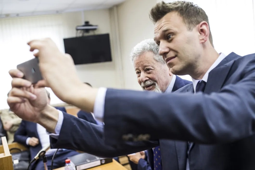 Алексей Навальный в суде делает селфи с представителем Алишера Усманова — адвокатом Генрихом Падвой. Фото: Евгений Фельдман, для проекта  «Это Навальный»