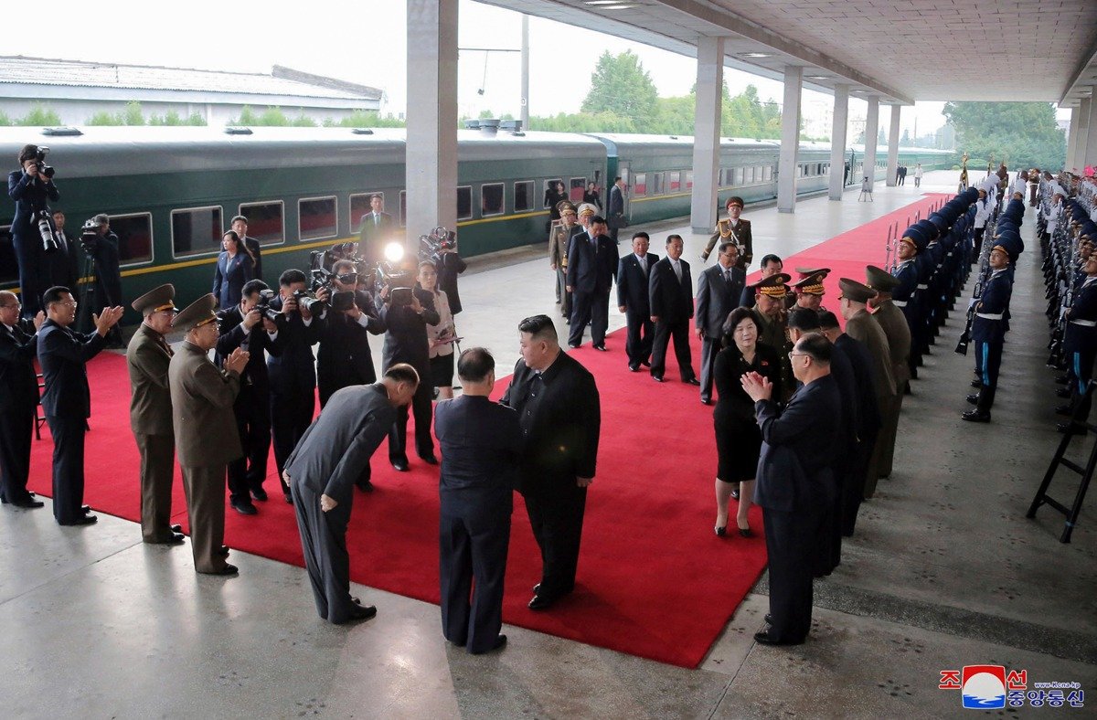 10 сентября 2023 года. Ким Чен Ын на железнодорожном вокзале перед тем, как отправиться на своем личном поезде с визитом в Россию. Фото: AP / TASS