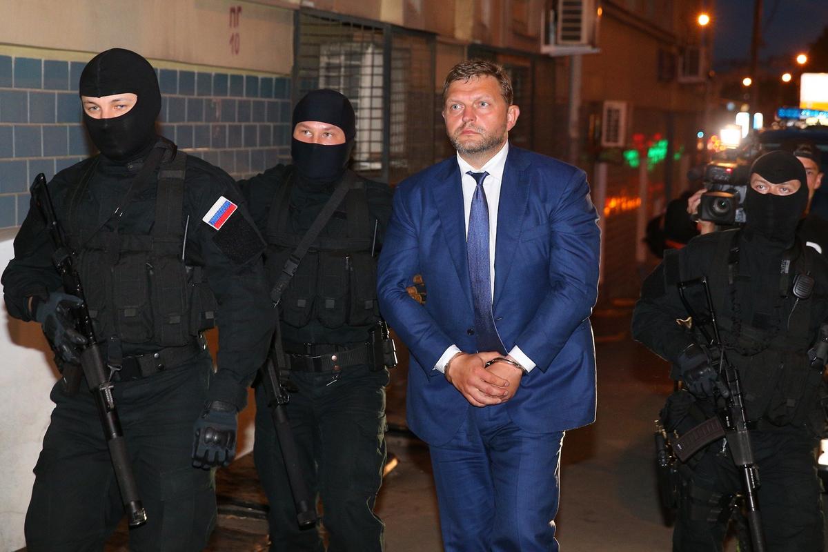 Никиты Белых после задержания по обвинению в получении взятки. Фото: Дмитрий Серебряков / ТАСС