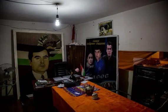 Кабинет директора ДК в одном из городов на юге Таджикистана. У стены — портрет президента страны Эмомали Рахмона. Фото Петра Шеломовского