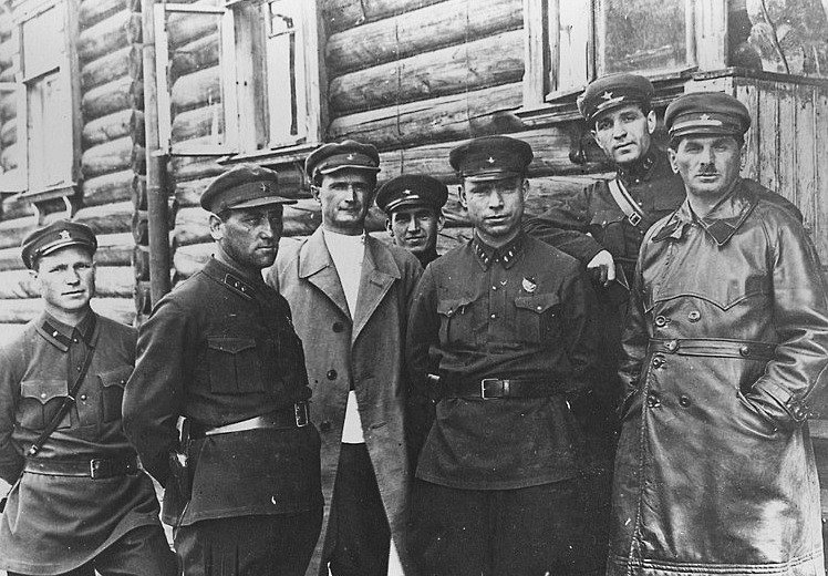 Начальник работ Белморстроя Френкель (справа), начальник ГУЛАГа Берман (в центре) и другие руководители строительства, июль 1932 года. Фото: Википедия