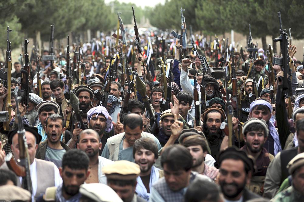 Собрание вооруженных формирований, выступающих в поддержку Министерства обороны Афганистана против «Талибана», в Кабуле 23 июня 2021 г. Фото: AP Photo/Rahmat Gul