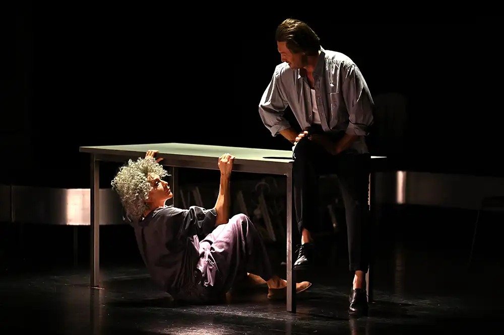 Сцена из спектакля «Не тот свет». Фото: gesher-theatre.co.il