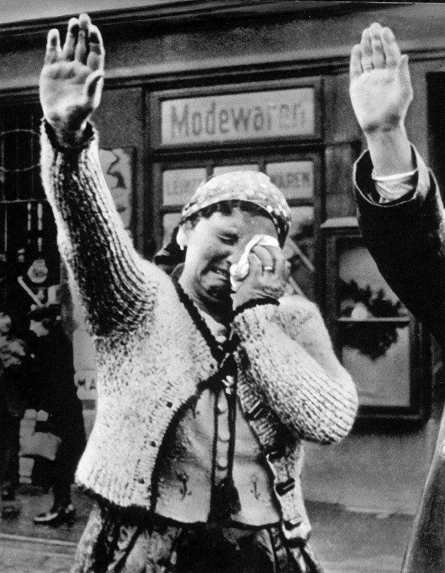 Судетские немцы в 1938 году, когда Германия присоединила область. Фото: AP / ТАСС