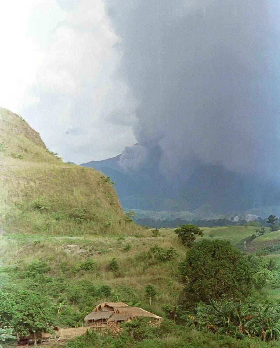 Облака пепла с горы Пинатубо нависают над заброшенной хижиной туземцев, 10 июня 1991 года.Фото: East News