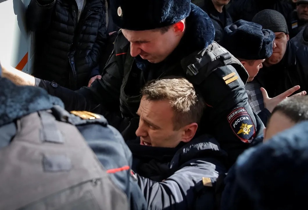 Алексея Навального ведут в автозак на акции 26 марта в Москве. Фото: Reuters