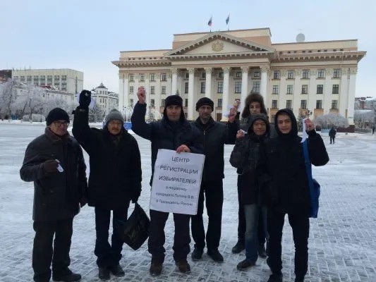 Участники мероприятия 31 декабря в поддержку выдвижения Владимира Путина в президенты на главной площади Тюмени. Фото: Вконтакте