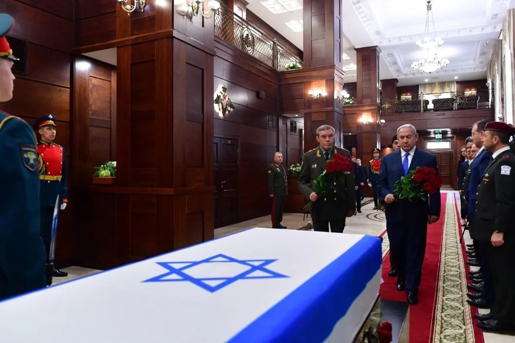 Премьер Израиля Беньямин Нетаньяху отдает долг памяти погибшему израильскому солдату в здании Минобороны России. Фото: МИД Израиля