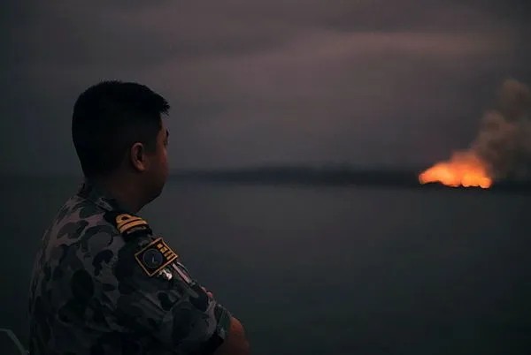 Офицер военно-морского флота, пожар на побережье Иден, Новый Южный Уэльс, Австралия, 5 января 2020 года. Фото: Australia's Department of Defence