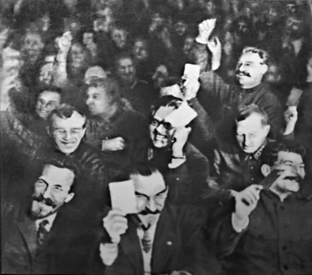 XV съезд ВКП (б). На переднем плане голосуют Рыков, Скрипник и Сталин. En.wikipedia.org
