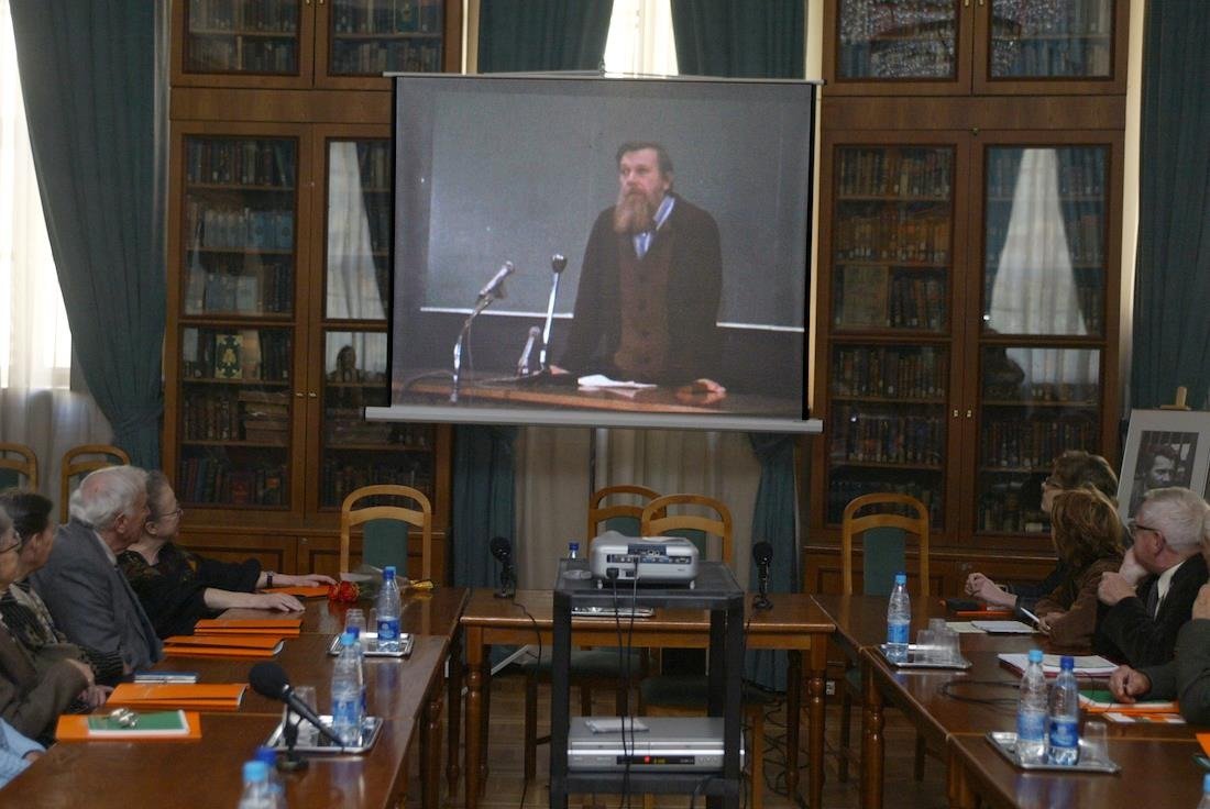 Открытие конференции «Андрей Синявский — облик, образ, маска» во Всероссийской государственной библиотеке иностранной литературы имени М.И.Рудомино. Выступление Андрея Синявского в записи на экране проектора. Фото: Дмитрий Лекай / Коммерсантъ