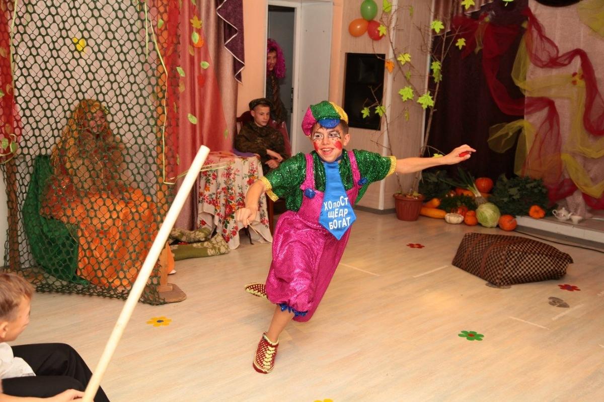 Выступление клоуна Вити Шестакова. Детдом. Фото: соцсети