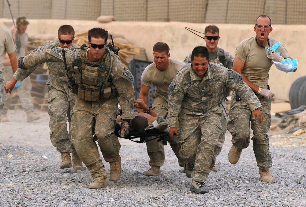 Американские солдаты эвакуируют раненого спецназовца под Кабулом, 2010 год. Фото: Justin Sullivan / Getty Images