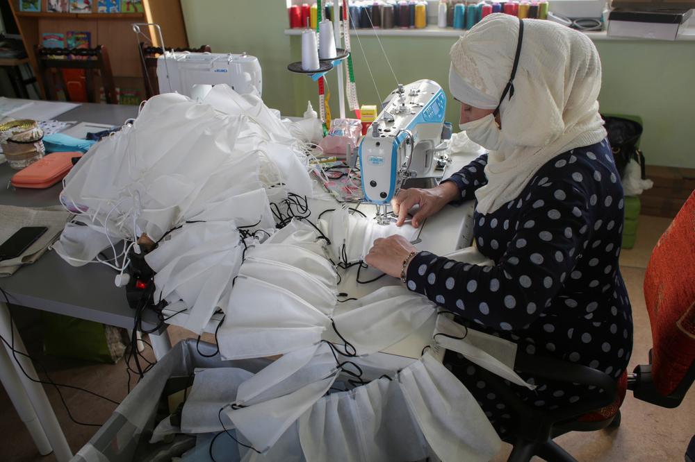 Чеченская беженка и член фонда «Кочевые женщины» шьет защитные маски для больниц. Гданьск, Польша. Фото: Reuters