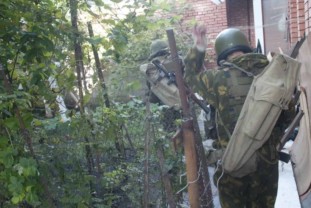 Спецназовцы во время штурма школы. За спиной — огнеметы. Фото: Дмитрий Беляков.