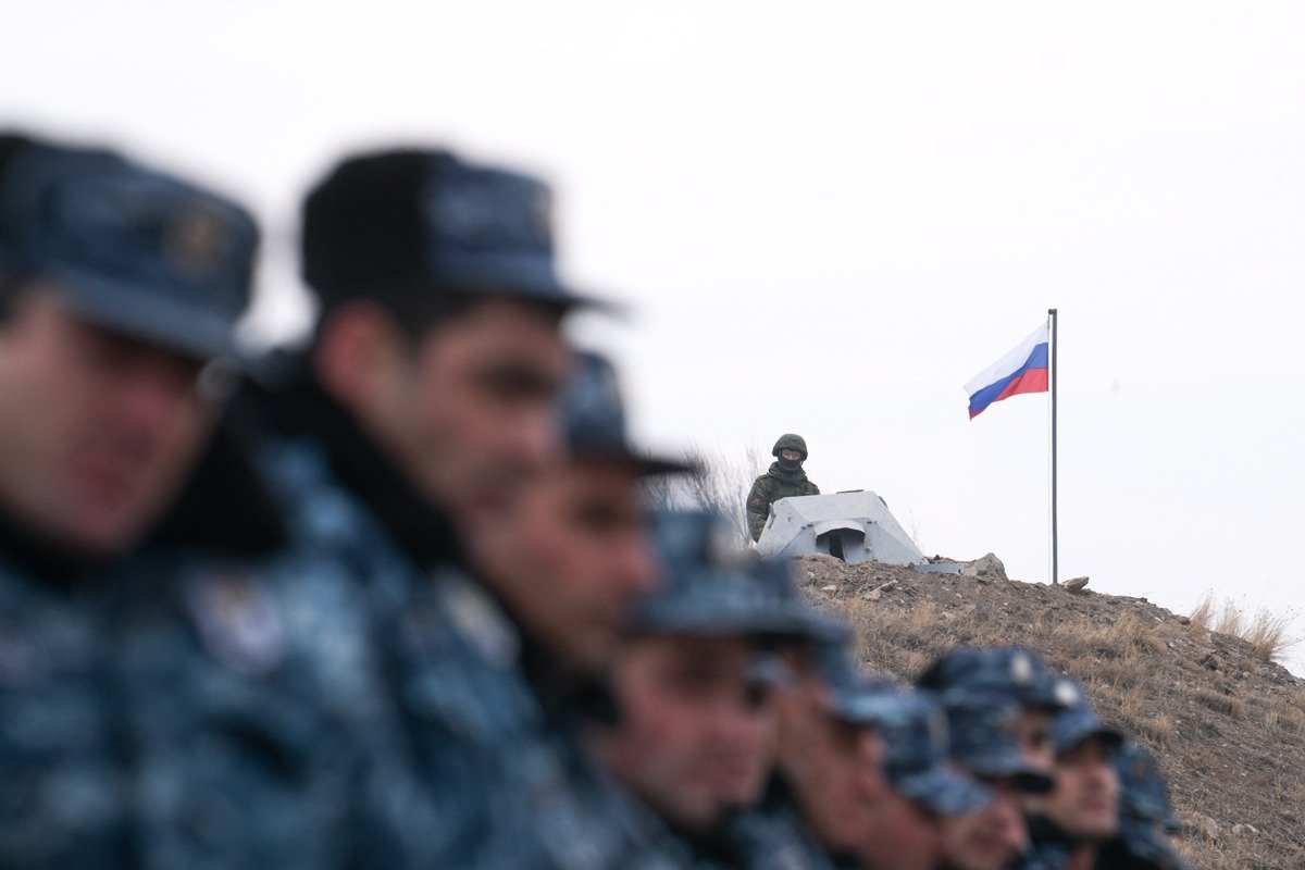 Полиция Армении у 102-ой российской военной базы, где проходит акция протеста. Фото: Александр Патрин/ТАСС