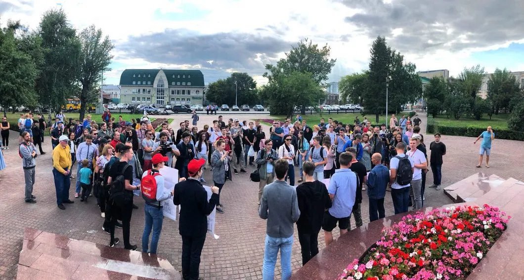 Фото: Telegram-канал «ПолитАлтай». Массовый пикет на Площади Свободы у памятника жертвам политических репрессиий