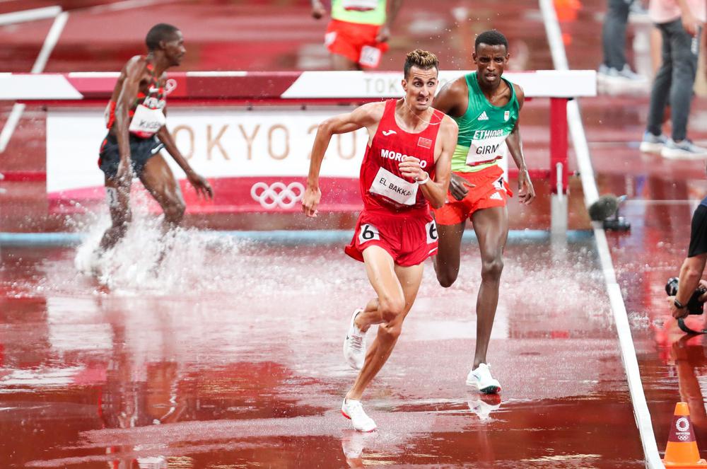 Суфьян Эль-Баккали в финале бега с препятствиями на 3000 м среди мужчин. Фото: Roger Sedres / Gallo Images
