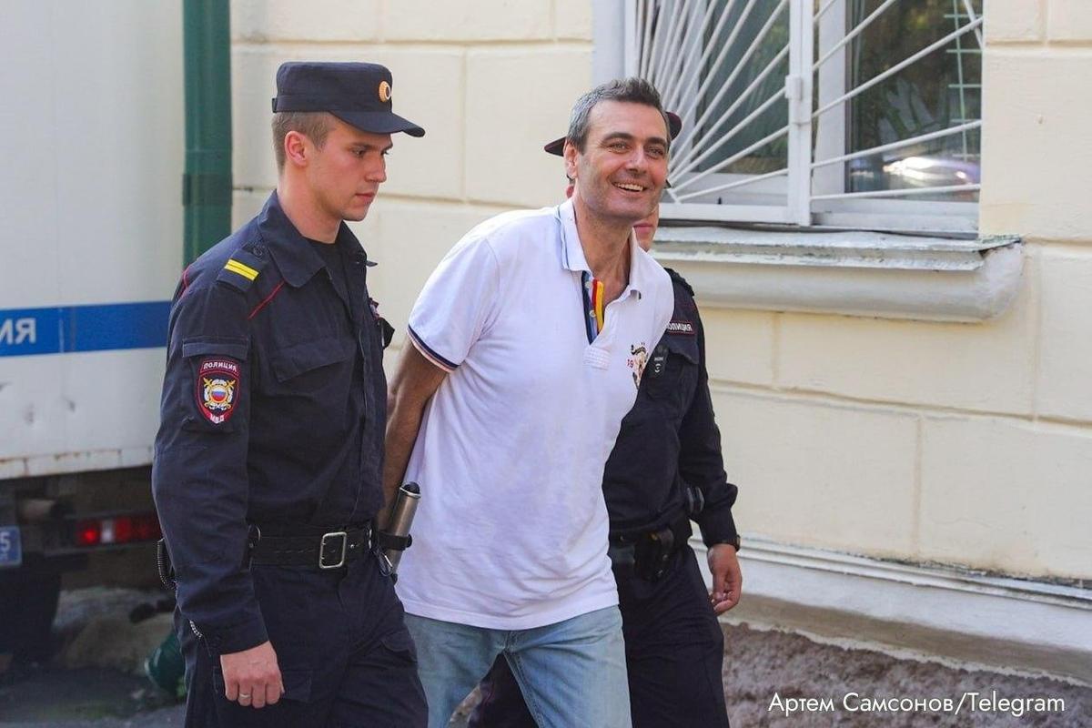 Артем Самсонов под конвоем. Фото: телеграм-канал Артема Самсонова