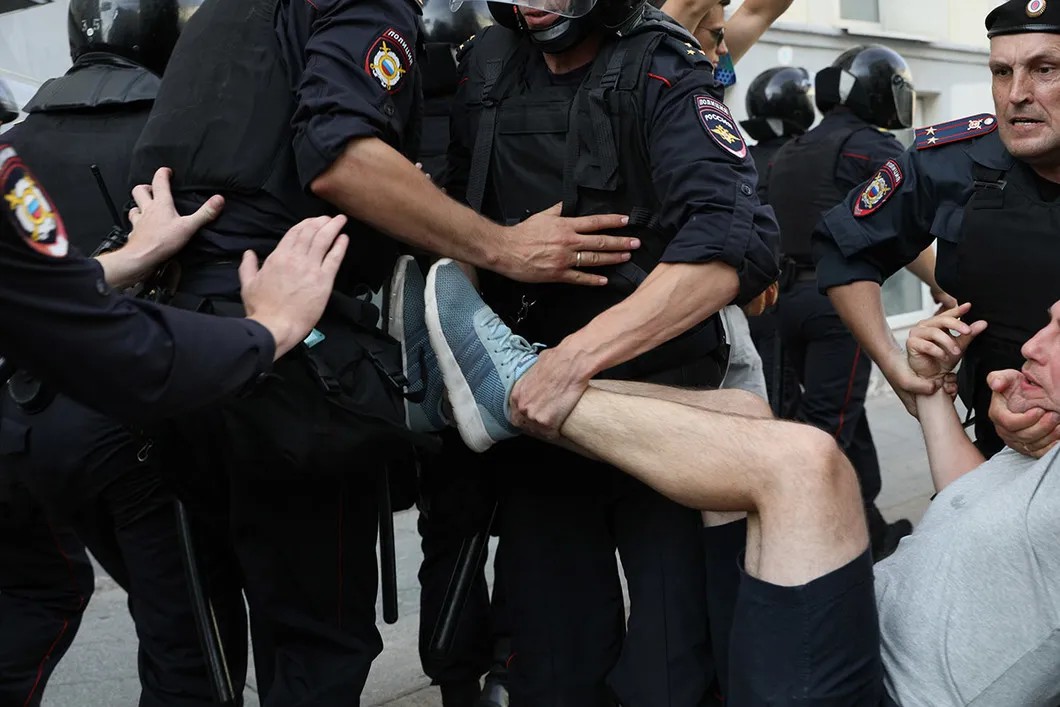 Задержание в Камергерском. Фото: Влад Докшин / «Новая газета»