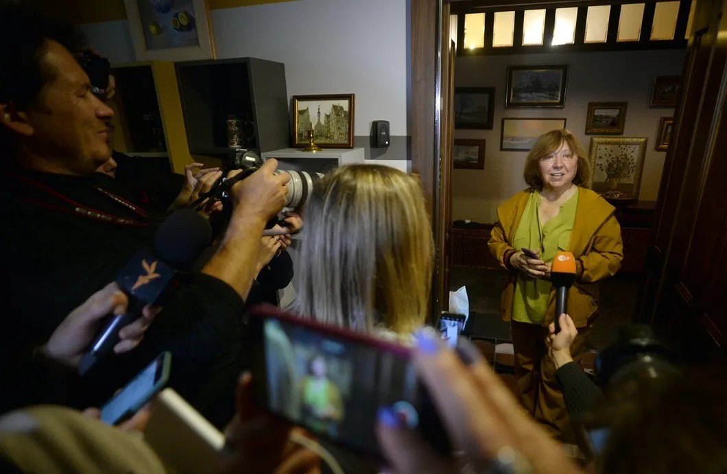Когда домой к Светлане Алексиевич стали ломиться неизвестные — она позвала к себе журналистов. Фото: EPA