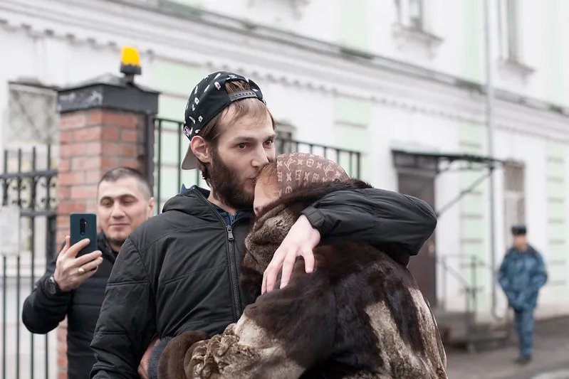 Хасдин Муртазалиев с мамой. Фото: Светлана Виданова/ «Новая газета»