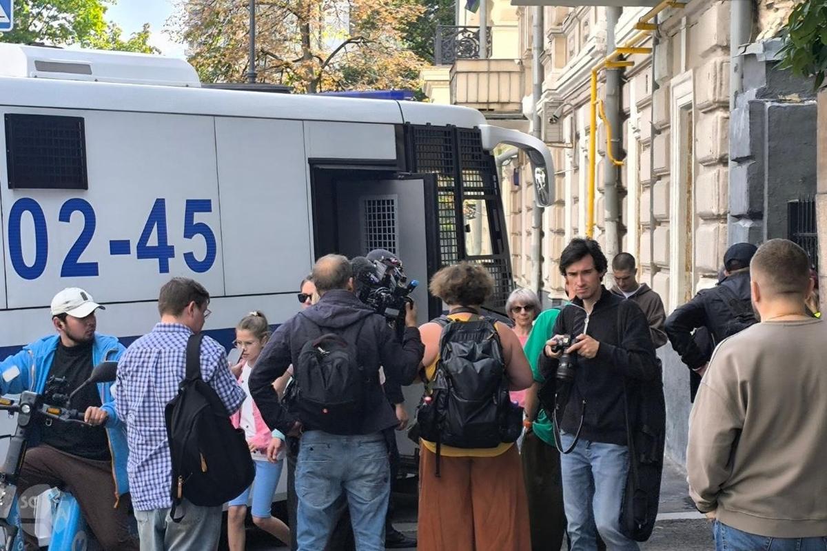 У здания суда, где проходило заседание по делу льва Шлосберга. Фото: SOTA-vision*