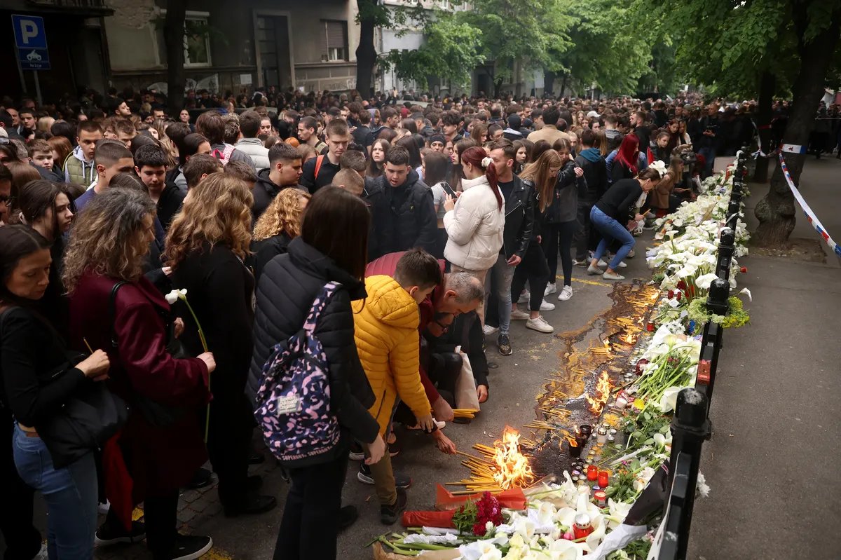 Люди несут цветы к школе имени Владислава Рыбникара в память о жертвах стрельбы. Фото: AP Photo / Armin Durgut)